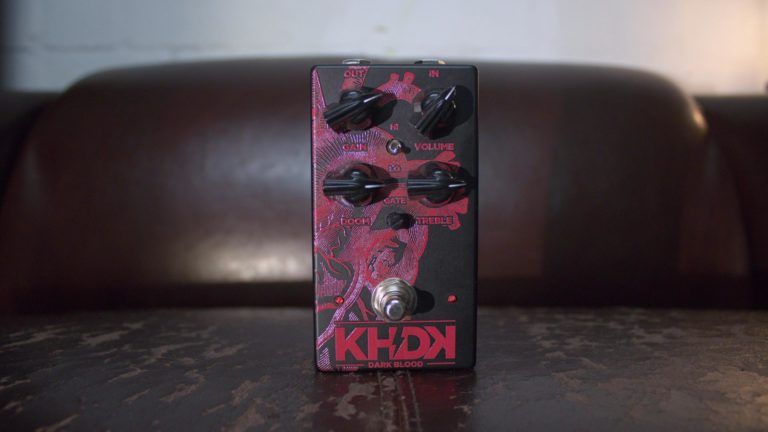 KHDK Dark Blood Distortion Pedal auf einer Couch