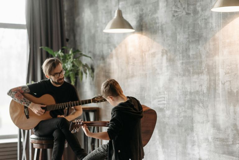 E-Gitarre lernen bei dem Gitarrenlehrer oder Gitarrenlehrerin